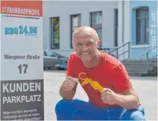  ?? FOTO: DEREK SCHUH ?? Im Sommer muss Jürgen Hauser mit seiner „Champ-Boxakademi­e“aus der Wangener Straße in Ravensburg ausziehen. Die Suche nach einer neuen Bleibe läuft.