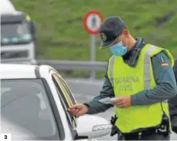  ??  ?? 3
1 y 2. La Policía Local de Granada comenzó ayer a vigilar la movilidad en el primer día de cierre perimetral, con puestos de control en la Avenida Carlos V, salida de la Autovía en Méndez Nuñez o Cerillo de Maracena. 3. Control de la Policía Local de Ogíjares y la Guardia Civil.