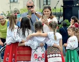  ?? (Foto Rensi) ?? Identità plurime La Festa dei popoli è iniziata ieri per i più piccoli