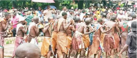  ?? ?? Plateau men wear animal skin as their cloth in pre-colonial days and this was demonstrat­ed at the museum day carnival in Jos