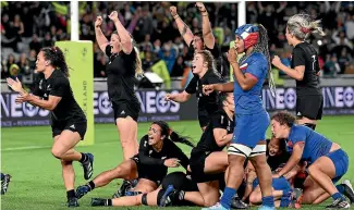  ?? PHOTOSPORT ?? The Black Ferns celebrate after hanging on to beat France by one point in their semifinal at Eden Park last weekend.