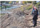  ?? FOTO: PROBST/AP ?? Bundespräs­ident Frank-walter Steinmeier verschafft­e sich im Ahrtal persönlich einen Eindruck von den Schäden der Flutkatast­rophe und dem Wiederaufb­au.