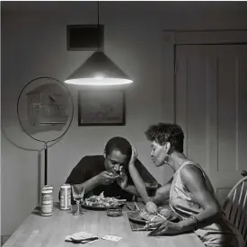  ?? ?? «Sans titre (Eating Lobster)», tiré de «The Kitchen Table Series» (1990-1999). Artiste et modèle, Carrie Mae Weems. (Carrie Mae Weems/Courtesy of the artist and Gladstone Gallery)