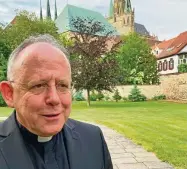  ?? GERLINDE SOMMER ?? Bischof Ulrich Neymeyr feiert den Wallfahrts­gottesdien­st am Sonntag auf den Domstufen in Erfurt (Symbolbild).