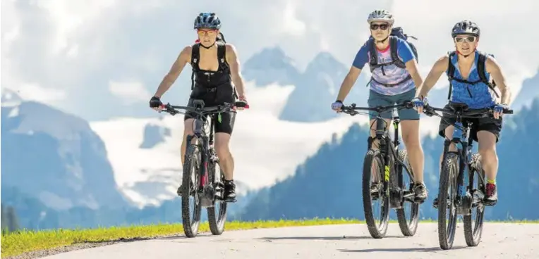  ?? BILD: SN/BOSCH/JOACHIM GAMSJÄGER ?? E-Mountainbi­ken for Ladies only im Ausseerlan­d: den Dachstein-Gletscher im Rücken, den Antrieb im Eco-Modus.