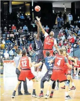  ?? Foto: Javier Bergasa ?? Salto inicial en el partido de ida, en el Navarra Arena.