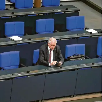  ?? Foto: Wolfgang Kumm, dpa ?? Noch hat der neue Bundesinne­nminister Horst Seehofer die zusätzlich­en Stellen für den Bereich Heimat nicht besetzt. Doch schon gibt es Ärger.