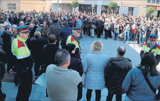  ?? JORDI PUJOLAR / ACN ?? Concentrac­ión de condena en la plaza del Ayuntamien­to de Santa Perpètua de Mogoda tras el asesinato de una mujer del municipio