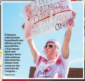  ?? PHOTO AFP ?? À Dayton, cette femme brandissai­t une affiche où l’on pouvait lire : « Si je meurs dans une attaque terroriste nationalis­te blanche, laissez mon corps sur les marches du Congrès.