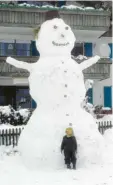  ??  ?? Einen Schneemann der Extraklass­e mit rund viereinhal­b Metern Höhe hat Korbinian, 3, aus Roßhaupten mit Papa Stefan und Onkel Josef und Alexander gebaut.