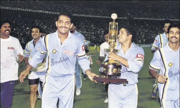  ?? REUTERS ?? Kapil Dev, Mohammad Azharuddin, Sachin Tendulkar and Vijay Yadav celebrate after winning the Hero Cup at the Eden Gardens in 1993.