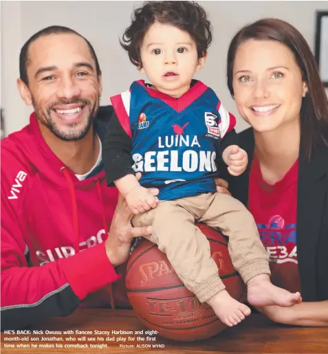  ?? Picture: ALISON WYND ?? HE’S BACK: Nick Owusu with fiancee Stacey Harbison and eightmonth-old son Jonathan, who will see his dad play for the first time when he makes his comeback tonight.