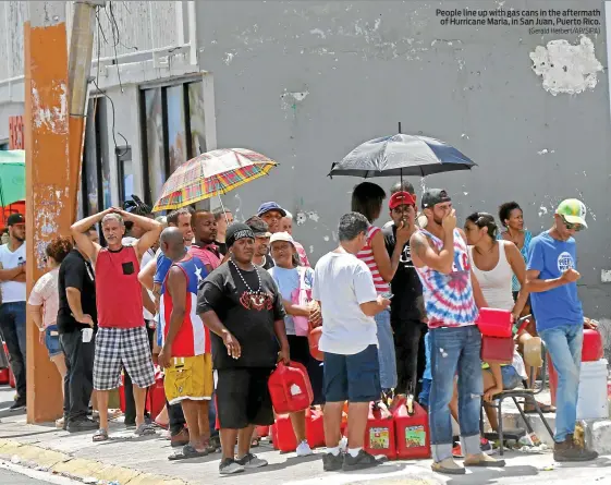 ?? (Gerald Herbert/AP/SIPA) ?? People line up with gas cans in the aftermath of Hurricane Maria, in San Juan, Puerto Rico.