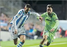  ?? FOTO: UNCITI ?? Januzaj y Luna, peleando El Levante mejoró tras el descanso y acabó ‘mojando’