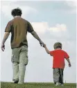  ?? FOTO: FRANK LEONHARDT ?? Vater-Sohn-Zeit gibt es für einige getrennte Väter nur selten. Oder nur dann, wenn die Mutter es möchte.