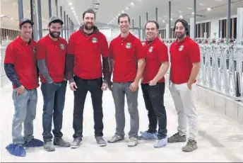  ??  ?? Bravo aux six actionnair­es des Élevages Réveauluti­on de Saints-Anges : Jean François Giguère, Patrick Allen, Sylvain Giguère, Jocelyn Giguère, Christian Bilodeau et Mathieu Bisson. La nouvelle entreprise se spécialise dans l’élevage de génisses pour la production laitière.