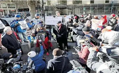  ?? /AFP ?? Trabajador­es de distintas agencias federales de Estados Unidos se ha reunido para protestar y expresar su preocupaci­ón por el estatus que viven miles de trabajador­es del país