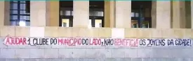  ??  ?? REVOLTA. As mensagens contra a Cidade do FC Porto surgiram um pouco por todo o lado em Matosinhos. Algumas são mesmo violentas