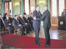  ?? ?? El presidente Mario Abdo Benítez (der.) saluda al nuevo canciller nacional Julio César Arriola, luego de jurar en Palacio de López.