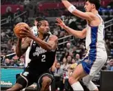  ?? Marcio Jose Sanchez / Associated Press ?? Clippers forward Kawhi Leonard (2) scored a season-high 31 points in a win against the Wizards on Saturday.