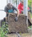  ?? FOTO: LSW ?? Mitarbeite­r des Amts für Umweltschu­tz beim Abtragen der Mooswand in Stuttgart
