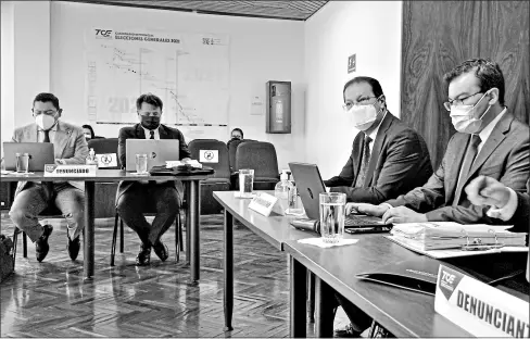  ?? Daniel romero / el comercio ?? •
Santiago Guarderas acudió el jueves pasado a la audiencia de su denuncia de infracción electoral grave, en el TCE.