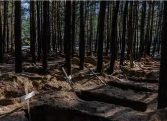  ?? IVOR PRICKETT/THE NEW YORK TIMES ?? The mass burial site in Izium, Ukraine, where over 400 bodies were recovered, Oct. 1, 2022.