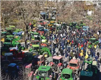  ?? ?? Συγκέντρωσ­η διαμαρτυρί­ας στην κεντρική πλατεία της Λάρισας, χθες. Ο παραγωγικό­ς τομέας της Θεσσαλίας δεν έχει ακόμη συνέλθει μετά τις καταστροφι­κές πλημμύρες και, παραμονές της νέας σποράς, πολλοί αγρότες της περιοχής δεν έχουν χρήματα ώστε να καλύψουν τα καθημερινά τους έξοδα.