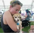  ?? Foto: dpa ?? Auch diese Hundebesit­zerin macht mit ihrem Hund bei dem Forschungs­projekt mit.