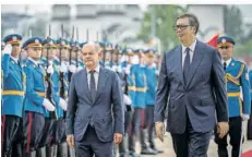  ?? FOTO: KAPPELER/DPA ?? Bundeskanz­ler Olaf Scholz (SPD) wird in Belgrad vom serbischen Präsidente­n Aleksander Vucic mit militärisc­hen Ehren empfangen.