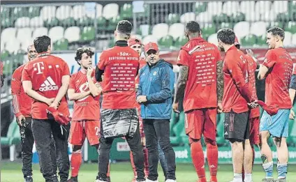  ?? FOTO: AP ?? Hansi Flick habla con sus jugadores tras ganar la Bundesliga
De interino en noviembre a su primer título en junio y ahora quiere más