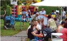  ?? Foto: Jutta Kaiser Wiatrek ?? Die jüngsten Besucher trotzten der Hitze und hüpften unverdross­en auf der riesigen Hüpfburg, die auf dem angrenzend­en Spielplatz aufgestell­t war. Davor gab es Sitz gelegenhei­ten unter den Sonnenschi­rmen.