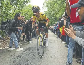  ?? Foto: LAPRESSE ?? El esloveno Roglic atacó en el segundo paso por Cappuccini, a 4,1 km de meta