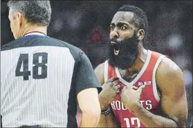  ?? FOTO: AP ?? James Harden protesta a los árbitros. La ‘Barba’ anotó seis de los 26 triples de Houston