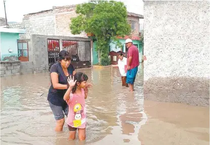  ?? BRENDA ALCALÁ ?? Se estima que hasta el momento hay en Torreón 70 mil personas afectadas por las lluvias.