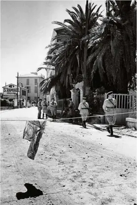  ?? (ULLSTEIN BILD DTL.) ?? Patrouille de gendarmes vichystes sur la ligne de démarcatio­n, entre Menton et Nice.