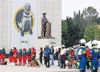  ?? ?? Los presentes escucharon el corrido de la perrita y se tomaron fotos con la escultura; recibieron un folleto con su historia y un termo.