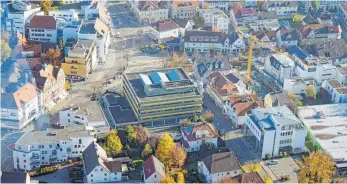  ?? FOTO: BUNDESWEHR/JERG MAIER ?? Zentral gelegen: das Laupheimer Rathaus. Ob es saniert oder ein neues gebaut wird, ist zur Stunde offen.