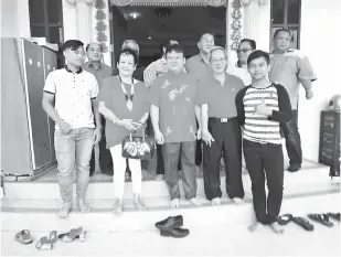  ??  ?? NGABANG TBC: Ali (tengah) begambar ungkup kenang begulai enggau Pemancha Tan Yok Ngee (dua kanan) sereta sida sebilik lebuh ngabang TBC ba rumah iya di Saratok pagi kemari.