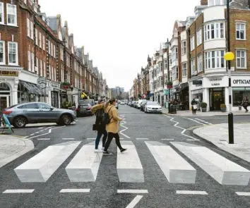  ?? Foto: Ray Tang/ZUMA Wire, dpa ?? In London wird aktuell ein dreidimens­ional wirkender Zebrastrei­fen getestet. In Balderschw­ang im Landkreis Ostallgäu war Ähnliches geplant, doch noch steht die Regierung von Schwaben dem Vorhaben im Weg.