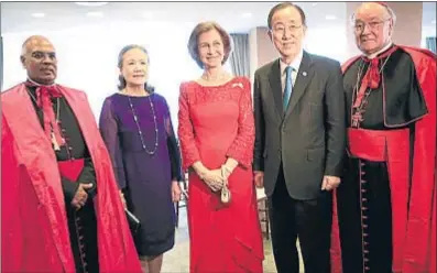  ?? EDUARDO MUÑOZ / AFP ?? La reina Sofía junto a Ban Ki Mun, tras recibir el premio de manos del cardenal Martino