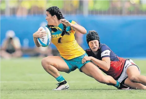  ?? FOTO: AP ?? Die Australier­in Charlotte Caslick, die das Ei behauptet, halten viele für die beste Rugby-Spielerin der Welt.