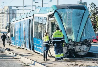  ?? LLIBERT TEIXIDÓ ?? La cabina accidentad­a del Trambesòs que ayer colisionó contra una viga en la estación de Sant Adrià