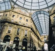  ??  ?? La Galleria Vittorio Emanuele II tiene el estilo de los famosos pasajes construido­s en París.