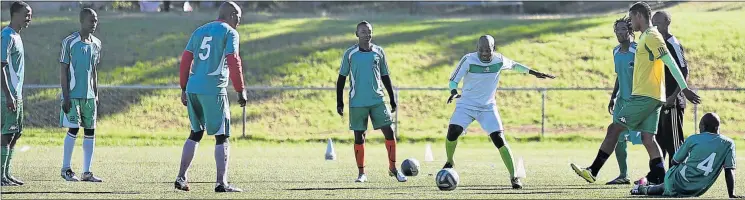  ?? Picture: MARK ANDREWS ?? TEAM SKILLS: FC Buffalo players pass the ball around during a practice session