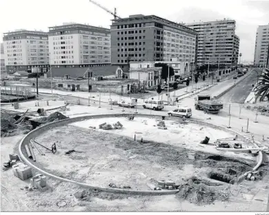  ?? ARCHIVO ?? La promoción de viviendas de la Plaza Jerez (al fondo) y la glorieta donde antes estaba el Puente de la Zona Franca.