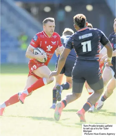  ??  ?? Tom Prydie breaks upfield to set up a try for Tyler Morgan
Picture: Huw Evans Agency