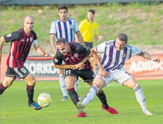  ?? FOTO: JUAN ECHEVERRÍA ?? Jaume Vidal El delantero del Arenas, en la imagen pugnando en un partido ante el Valladolid B, marcó su primer gol como rojinegro y abrió la victoria contra el Alavés B