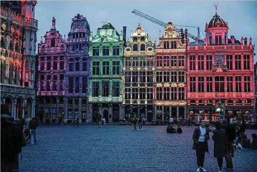  ?? Photo: AFP ?? Les bâtiments autour de la Grande Place à Bruxelles illuminés dans les couleurs de la communauté LGTBQI+.