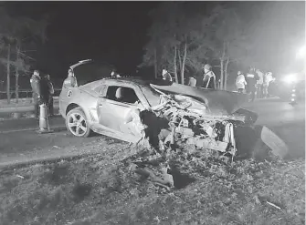  ?? /EDUARDO TLACHI ?? Un saldo de ocho lesionados, tres de ellos graves, dejó el choque entre el vehículo particular y una colectiva